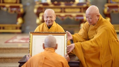 Trưởng lão Hòa thượng Thích Thiện Nhơn và Hòa thượng Thích Lệ Trang, trao giáo chỉ tấn phong Hòa thượng 