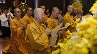 Chư tôn đức thực hiện khóa lễ cầu siêu theo truyền thống