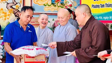 Đoàn trao quà đến những gia đình khó khăn người Khmer xã Cầu Kè, tỉnh Vĩnh Long