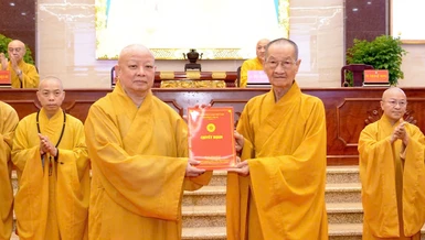 Trưởng lão Hòa thượng Thích Huệ Văn trao quyết định đến Hòa thượng Thích Lệ Trang, Trưởng ban Trị sự GHPGVN TP.HCM nhiệm kỳ 2026-2031 - Ảnh: Bảo Toàn/BGN