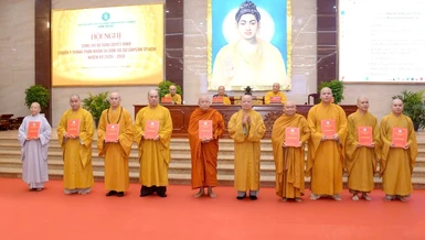 Thường trực Ban Tăng sự GHPGVN TP.HCM nhiệm kỳ 2026-2031 nhận quyết định và ra mắt tại hội nghị - Ảnh: Bảo Toàn/BGN