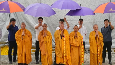 Chư tôn đức thực hiện nghi thức khởi công xây dựng Trúc lâm tịnh viện Minh Châu