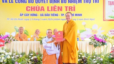 Thượng tọa Thích Thiện Hưng, Phó Trưởng ban Trị sự TP.HCM trao quyết định đến Sư cô Thích nữ Diệu Quang