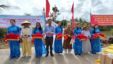 Cắt băng khánh thành công trình cầu bê-tông, bàn giao cho bà con địa phương