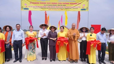 Cắt băng khánh thành cầu Tường Nguyên 577 được xây dựng tại xã Thạnh Phước, tỉnh Tây Ninh