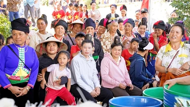 Bà con người đồng bào xã Mường Phăng đến nhận quà