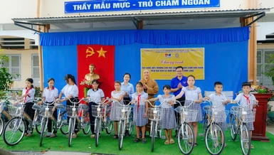 Ban Tổ chức đã trao tặng 20 chiếc xe đạp "Tiếp sức đến trường" cho học sinh