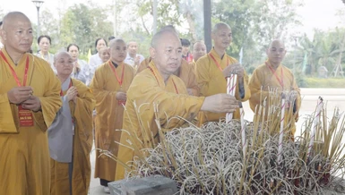 Thượng tọa Thích Đức Thiện dâng hương tưởng niệm các anh hùng, liệt sĩ