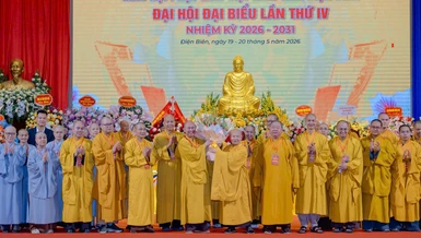 Trưởng lão Hòa thượng Thích Thiện Nhơn tặng hoa chúc mừng Thượng tọa Thích Đức Thiện, tân Trưởng ban Trị sự tỉnh - Ảnh: Đăng Huy