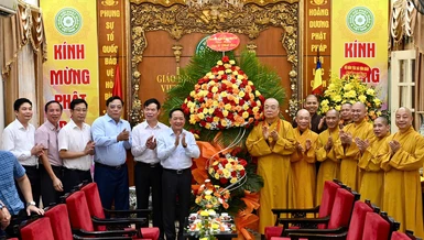Phái đoàn lãnh đạo Đảng, Nhà nước, Ủy ban Trung ương MTTQVN chúc mừng chư tôn đức Giáo hội nhân Đại lễ Phật đản