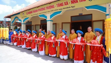 Cắt băng khánh thành các công trình chùa Linh Nguyên