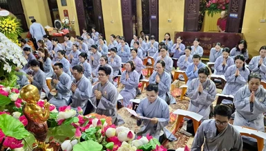 Thành viên Câu lạc bộ Thanh thiếu niên Phật tử chùa Quán Sứ thực hiện thời sám Khánh đản 