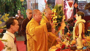 Lễ Tắm Phật tại chùa Sùng Kính