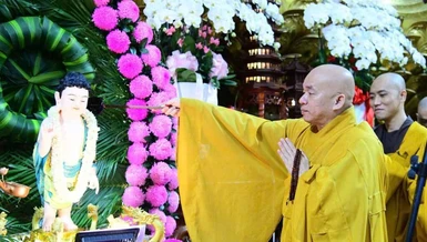 Cử hành nghi thức Tắm Phật tại chùa Giác Ngộ