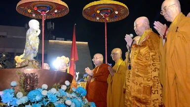 Chư tôn đức cử hành lễ Mộc dục tại Lễ đài Việt Nam Quốc Tự - Ảnh: Bảo Toàn/BGN