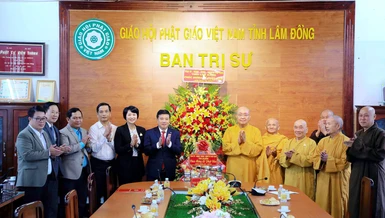 Ông Y Thanh Hà Niê Kđăm chúc mừng chư tôn đức Ban Trị sự GHPGVN tỉnh Lâm Đồng 