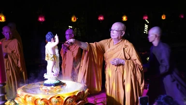 Chư Tăng thực hiện nghi thức Tắm Phật