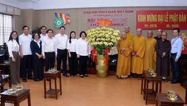 Phái đoàn lãnh đạo Thành ủy TP.HCM cùng các sở, ban, ngành chúc mừng Phật đản đến chư tôn đức Hội đồng Trị sự