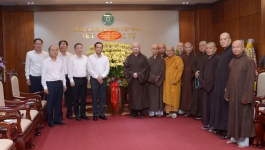Phái đoàn lãnh đạo Thành phố do Bí thư Thành ủy TP.HCM Trần Lưu Quang dẫn đầu đến thăm và chúc mừng Phật đản đến chư tôn đức Ban Trị sự TP.HCM - Ảnh: Bảo Toàn/BGN