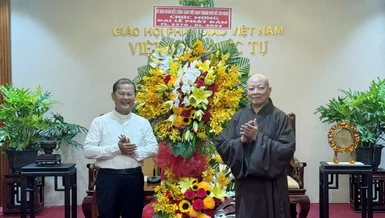 Hòa thượng Thích Lệ Trang tiếp Linh mục Gioan Baotixita Nguyễn Văn Riễn thăm và chúc mừng Phật đản