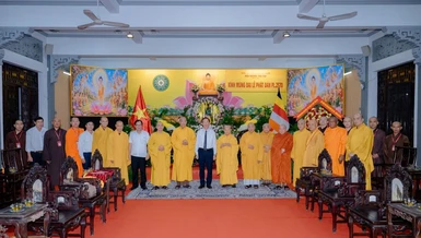  Ban Tôn giáo Chính phủ chúc mừng Phật đản đến Trưởng lão Hòa thượng Chủ tịch Hội đồng Trị sự - Ảnh: Đăng Huy