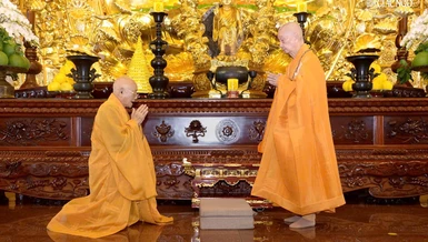 Nhị vị giáo phẩm đối thú tác pháp an cư theo hàng Thượng tọa - Ảnh: Bảo Toàn/BGN