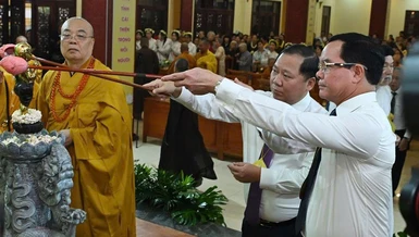  Trưởng lão Hòa thượng Thích Thanh Nhiễu hướng dẫn các vị lãnh đạo các cơ quan thực hiện nghi thức Tắm Phật