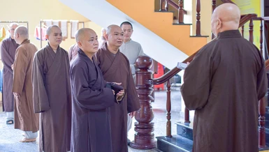 Hòa thượng Trưởng ban Trị sự TP.HCM trao đổi với chư tôn đức Ban Chức sự - Ảnh: Quảng Đạo/BGN
