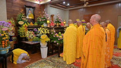 Chư tôn đức thắp hương tưởng niệm Ni trưởng Thích nữ Đàm Minh