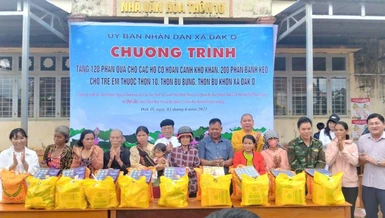 Đoàn từ thiện trao quà đến hộ nghèo xã Đăk Ơ 