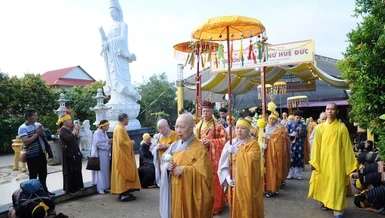 Lễ thỉnh kim quan Ni trưởng Thích nữ Minh Đức đến nơi trà-tỳ