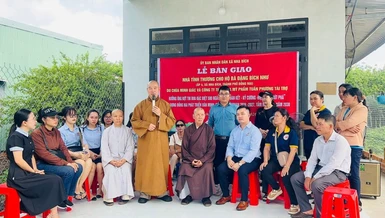 Đại đức Đồng Quảng có lời cảm ơn đến chính quyền địa phương tạo điều kiện cho đoàn trao quà từ thiện