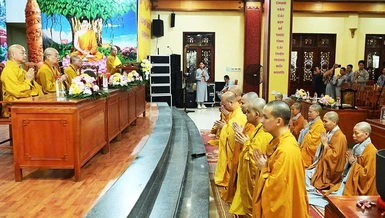Chư hành giả trường hạ tùng lâm Quán Sứ đảnh lễ chư tôn đức chứng minh lễ khai pháp