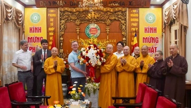 Phó Chủ tịch Quốc hội Cộng hòa Liên bang Đức Bodo Ramelow tặng hoa đến Trưởng lão Hòa thượng Thích Thanh Nhiễu nhân chuyến thăm