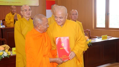 Hòa thượng Thích Huệ Thông trao quyết định Trưởng ban Trị sự tỉnh Vĩnh Long đến Hòa thượng Thạch Sok Xane
