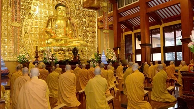 Chư Tăng TP.HCM trong Lễ Bố-tát tại chánh điện Việt Nam Quốc Tự - Ảnh: Bảo Toàn/BGN