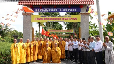 Thượng bảng Điểm nhóm sinh hoạt tôn giáo tập trung Hoàng Long, xã Đức Huệ