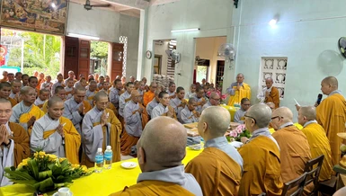 Ni sư Thích nữ Như Minh, đại diện đoàn đọc chúc thư của Ni trưởng Thích nữ Nhật Khương đến chư hành giả chùa Bình Quang, tỉnh Đắk Lắk