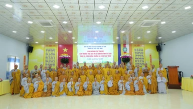 Chụp ảnh lưu niệm với Tăng Ni sinh Trường Trung cấp Phật học Tây Ninh