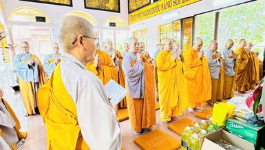 Đoàn Phân ban Ni giới tỉnh Tây Ninh tác bạch cúng dường trường hạ