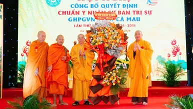 Đại diện Ban Thường trực Hội đồng Trị sự tặng hoa chúc mừng hội nghị
