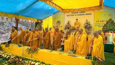 Chư tôn đức thực hiện nghi thức đặt đá đại trùng tu chùa Trà My và khởi công xây dựng Nhà rông Bụt