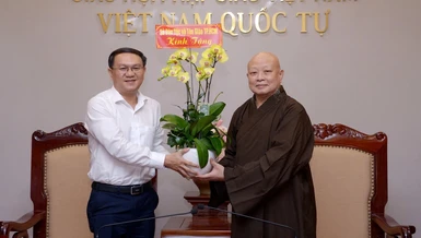 Giám đốc Sở Dân tộc và Tôn giáo TP.HCM Lâm Đình Thắng tặng hoa đến Hòa thượng Thích Lệ Trang nhân chuyến thăm - Ảnh: Bảo Toàn/BGN