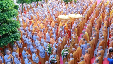 Hành giả Ni viện Thiện Hòa cung đón đoàn Phân ban Ni giới Trung ương