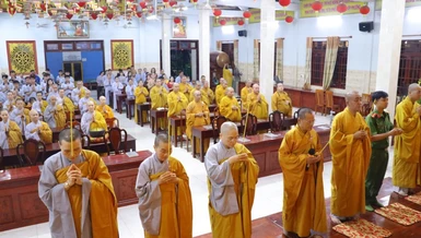Chư Tăng Ni và đại diện các cơ quan dâng hương tưởng niệm anh hùng, liệt sĩ