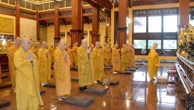 Đức Đệ tứ Pháp chủ GHPGVN dâng hương Tam bảo tại chánh điện Việt Nam Quốc Tự - Ảnh: Bảo Toàn/BGN