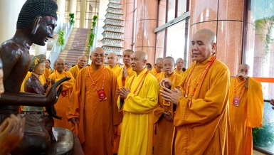 Chư tôn đức tại triển lãm Tranh ảnh và Di sản Phật giáo chào mừng Đại hội.
