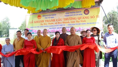 Cắt băng khánh thành cầu Thường Quang số 73 tại ấp Hóc Thơm