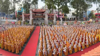 Tăng Ni TP.HCM tham dự Đại lễ Kính mừng Phật đản tại Việt Nam Quốc Tự