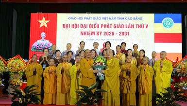 Trưởng lão Hòa thượng Thích Thanh Nhiễu tặng hoa chúc mừng tân Trưởng ban Trị sự tỉnh Cao Bằng